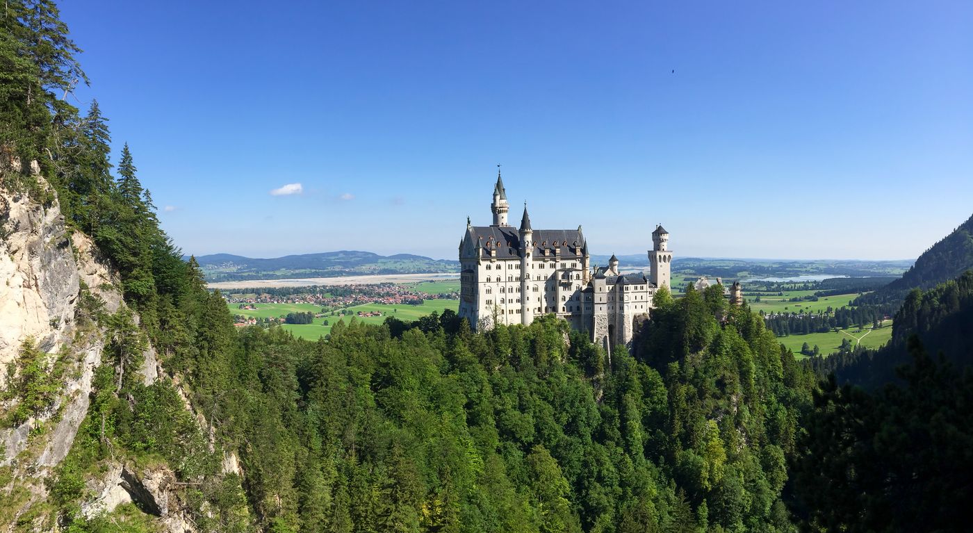 Schloss Neuschwanstein mit Alpenpanorama (Bayern)