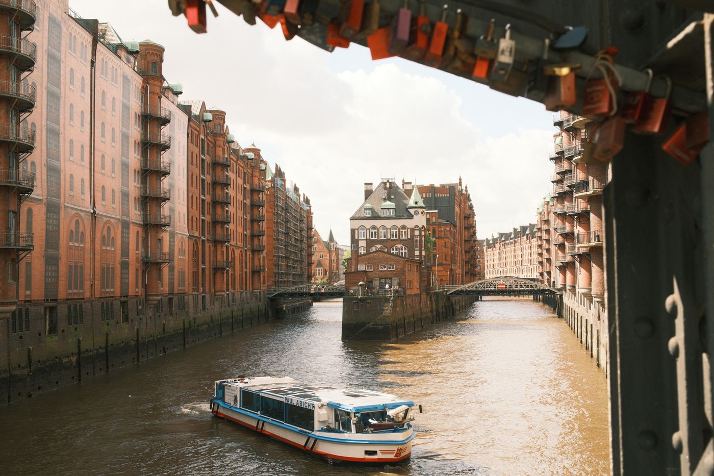 Speicherstadt mit Kanal (Hamburg)