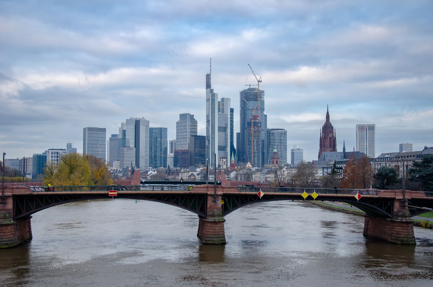 Frankfurter Skyline am Main (Hessen)