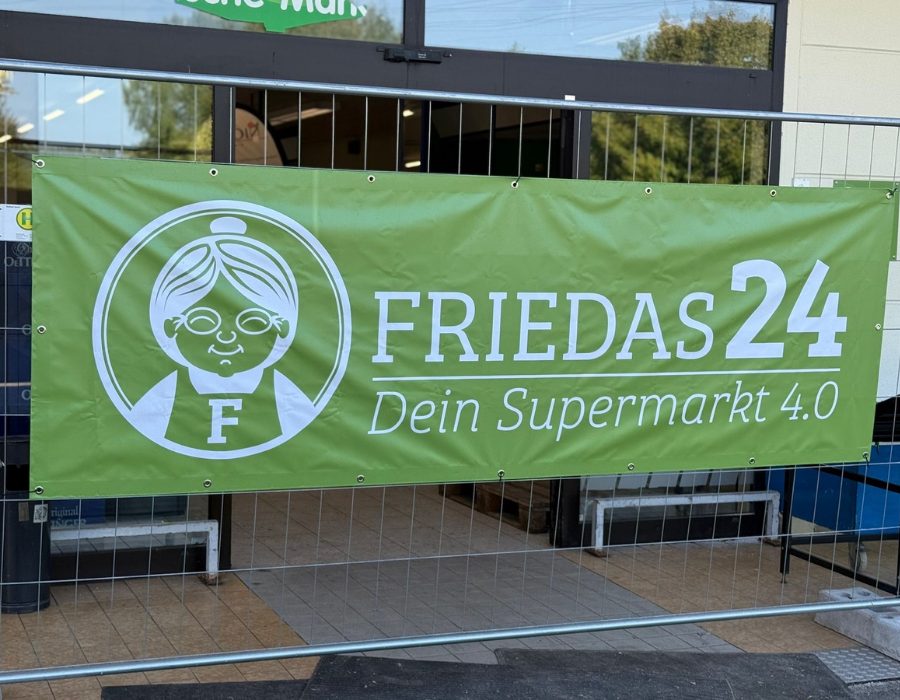 Friedas24 Banner an einem neuen Standort vor der Eröffnung