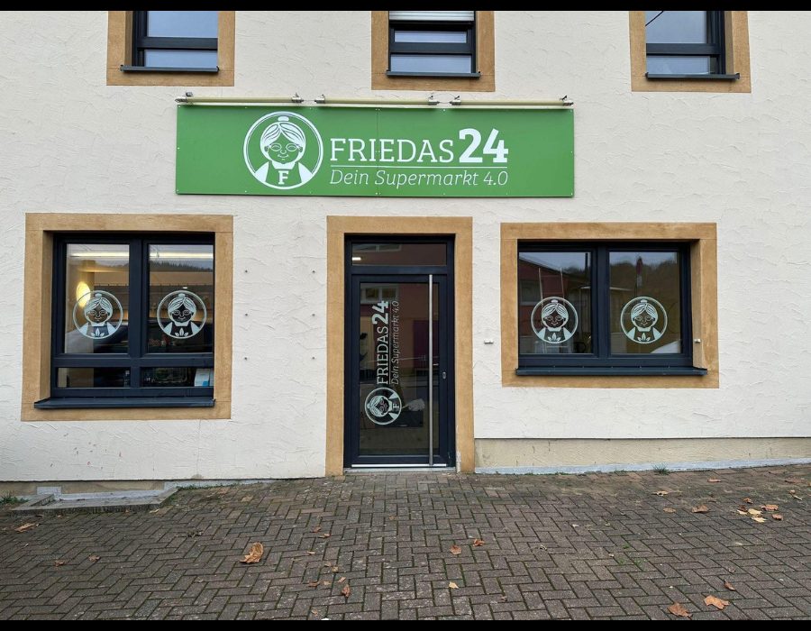 Eingang eines Friedas24 Marktes mit Logo über der Tür