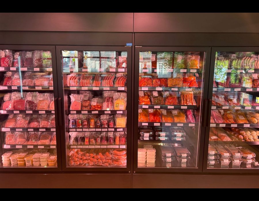 Gekühlte Fleischtheke mit Metzgereiprodukten