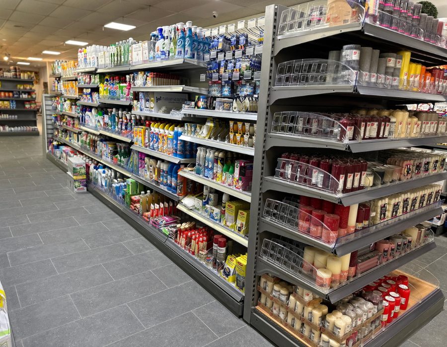 Getränkeregale in einem Friedas24 Markt