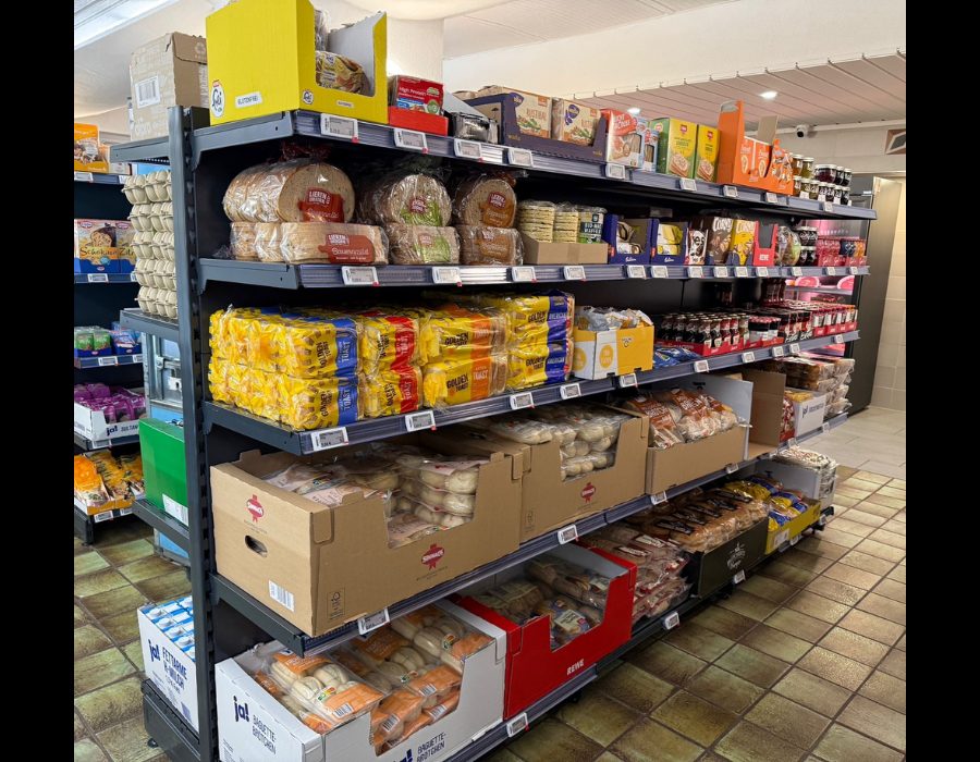 Gut gefülltes Warenregal in einem Friedas24 Markt