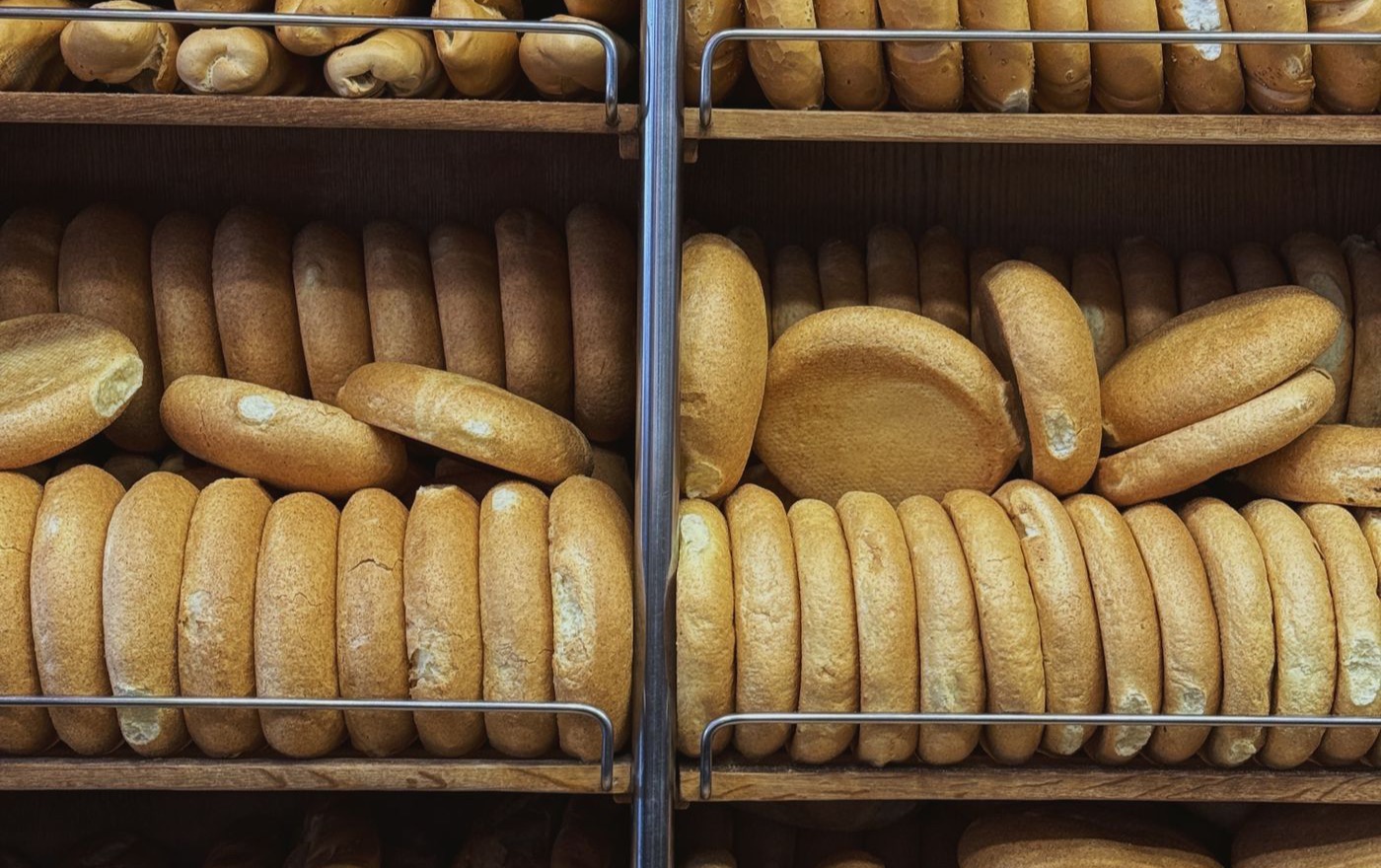 Frische Brötchen und Brot im Regal